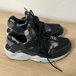 Nike Air Hurache Black Women’s Camoflague Shoes Size 8